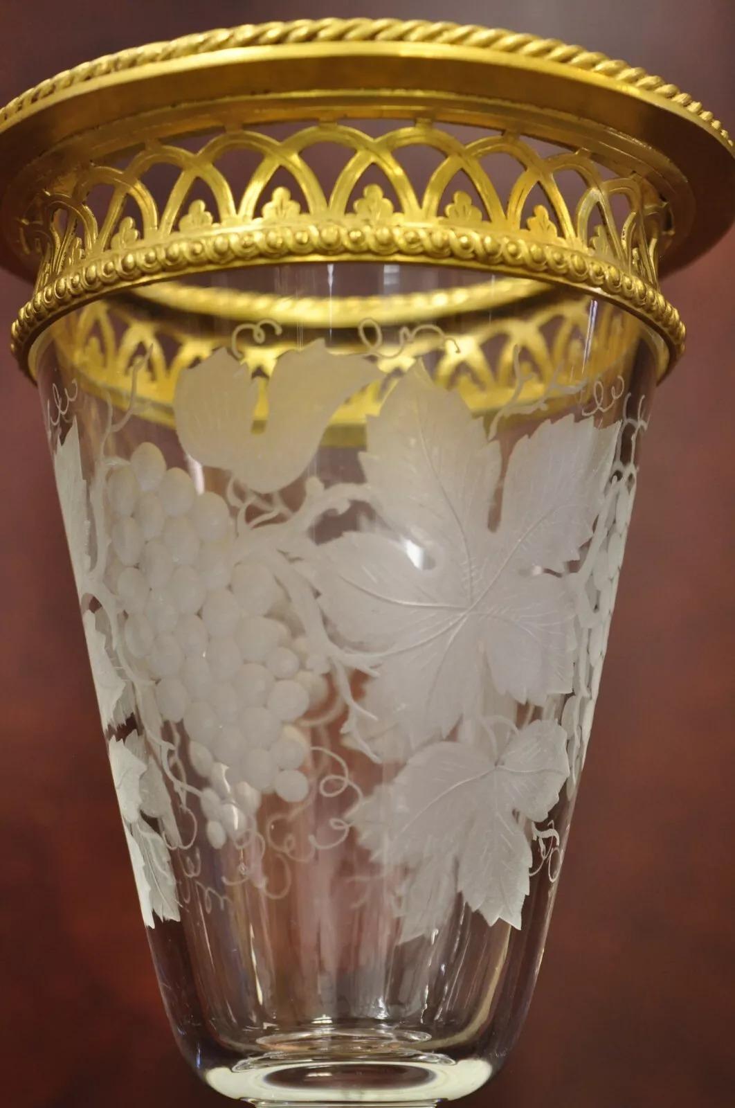 Ancienne paire de gobelets à pied en cristal de style Louis XV en bronze doré - Paire en vente 6