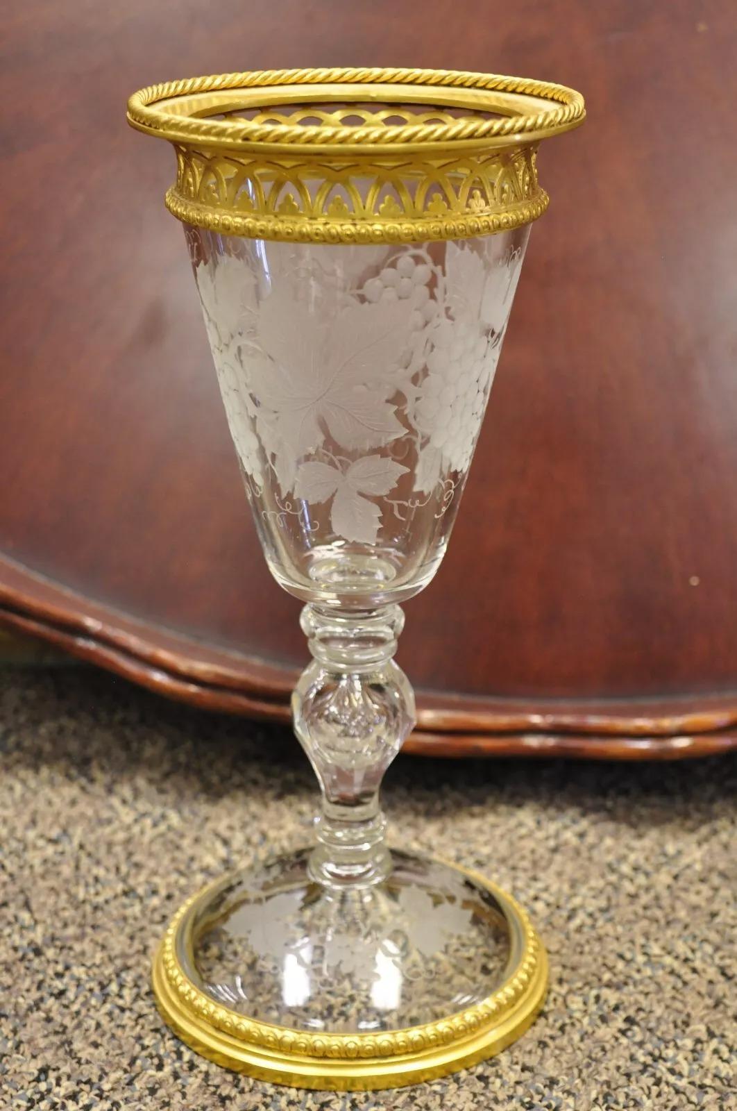 Ancienne paire de gobelets à flûte décoratifs en cristal à pied, de style Louis XV, en bronze doré et doré. *Les verres sont uniquement destinés à un usage décoratif car les bords en bronze ou en bronze doré sont percés et le liquide s'écoulera si