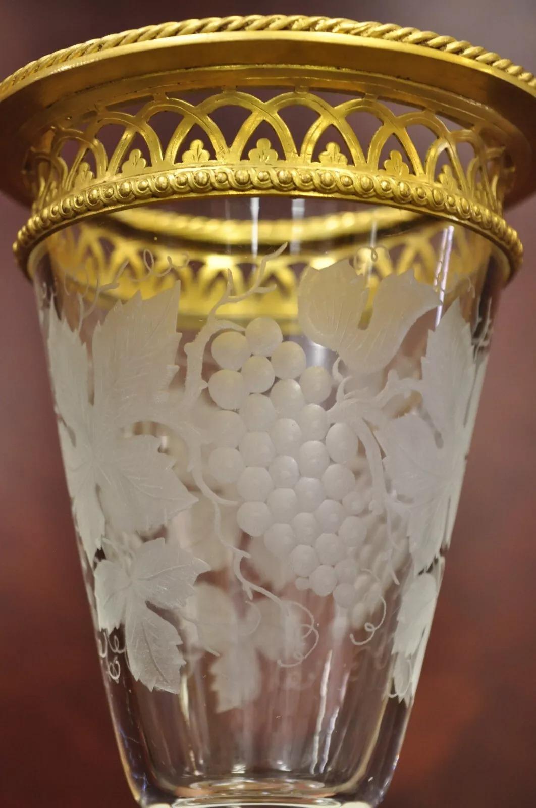 Ancienne paire de gobelets à pied en cristal de style Louis XV en bronze doré - Paire Bon état - En vente à Philadelphia, PA