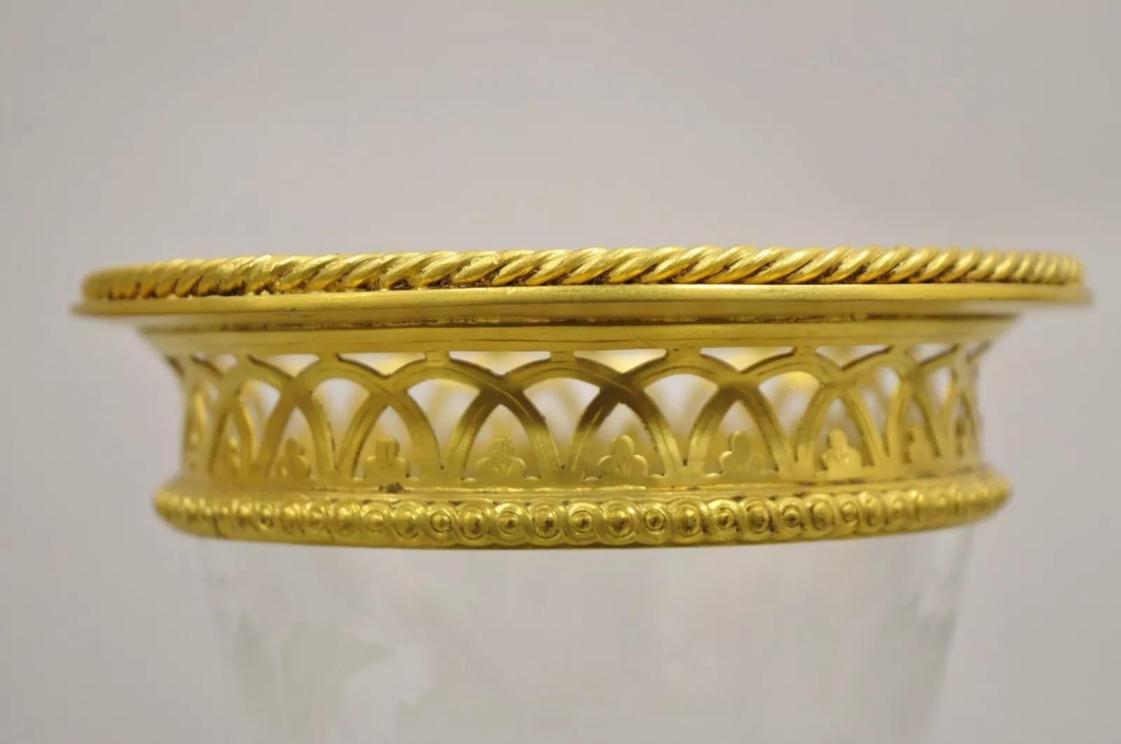 Cristal Ancienne paire de gobelets à pied en cristal de style Louis XV en bronze doré - Paire en vente