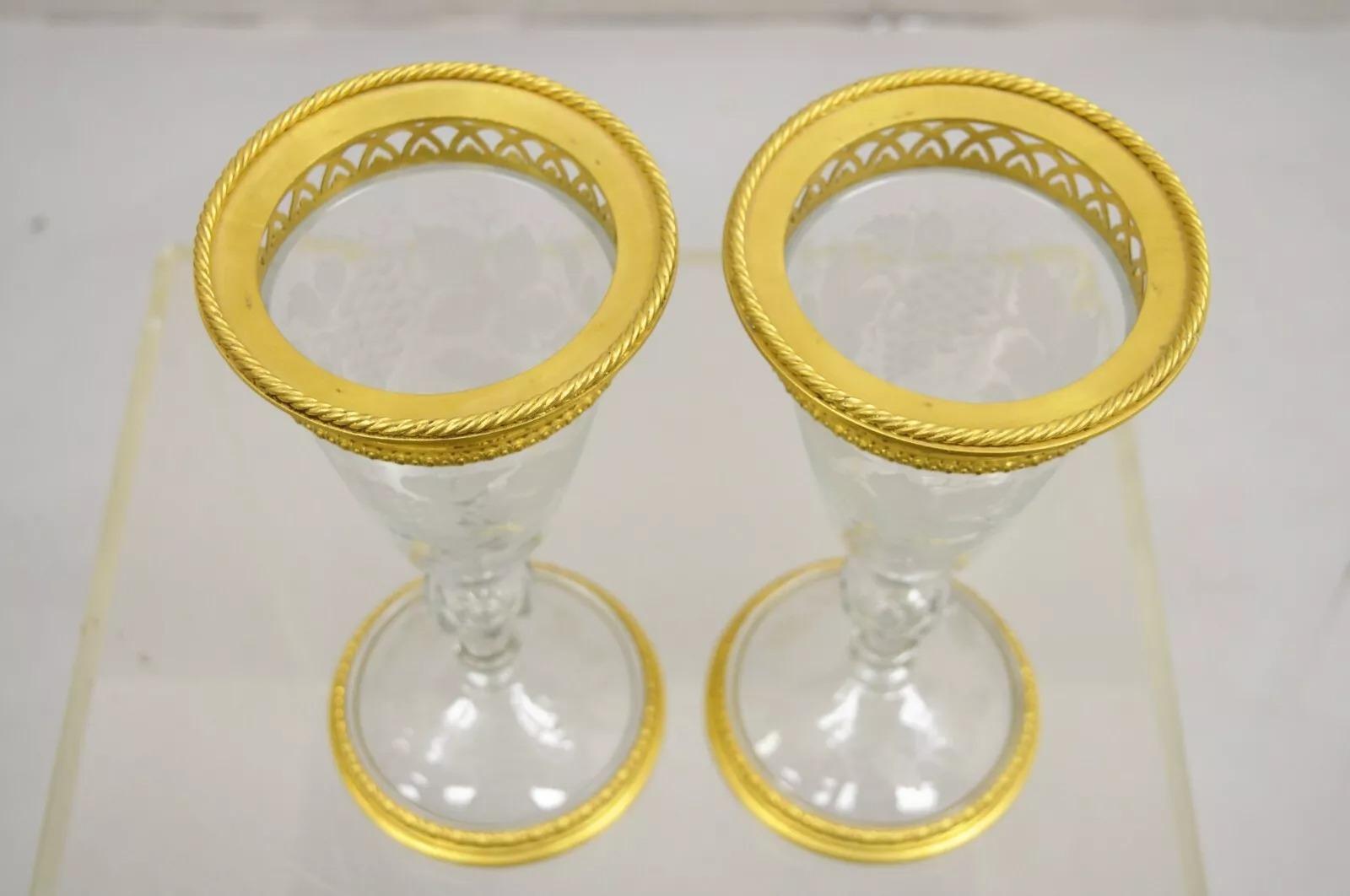 Ancienne paire de gobelets à pied en cristal de style Louis XV en bronze doré - Paire en vente 1