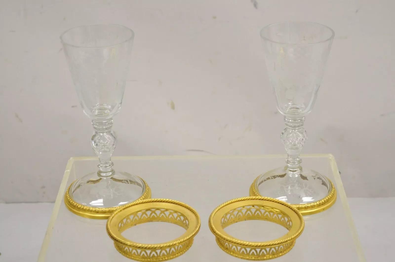 Ancienne paire de gobelets à pied en cristal de style Louis XV en bronze doré - Paire en vente 3