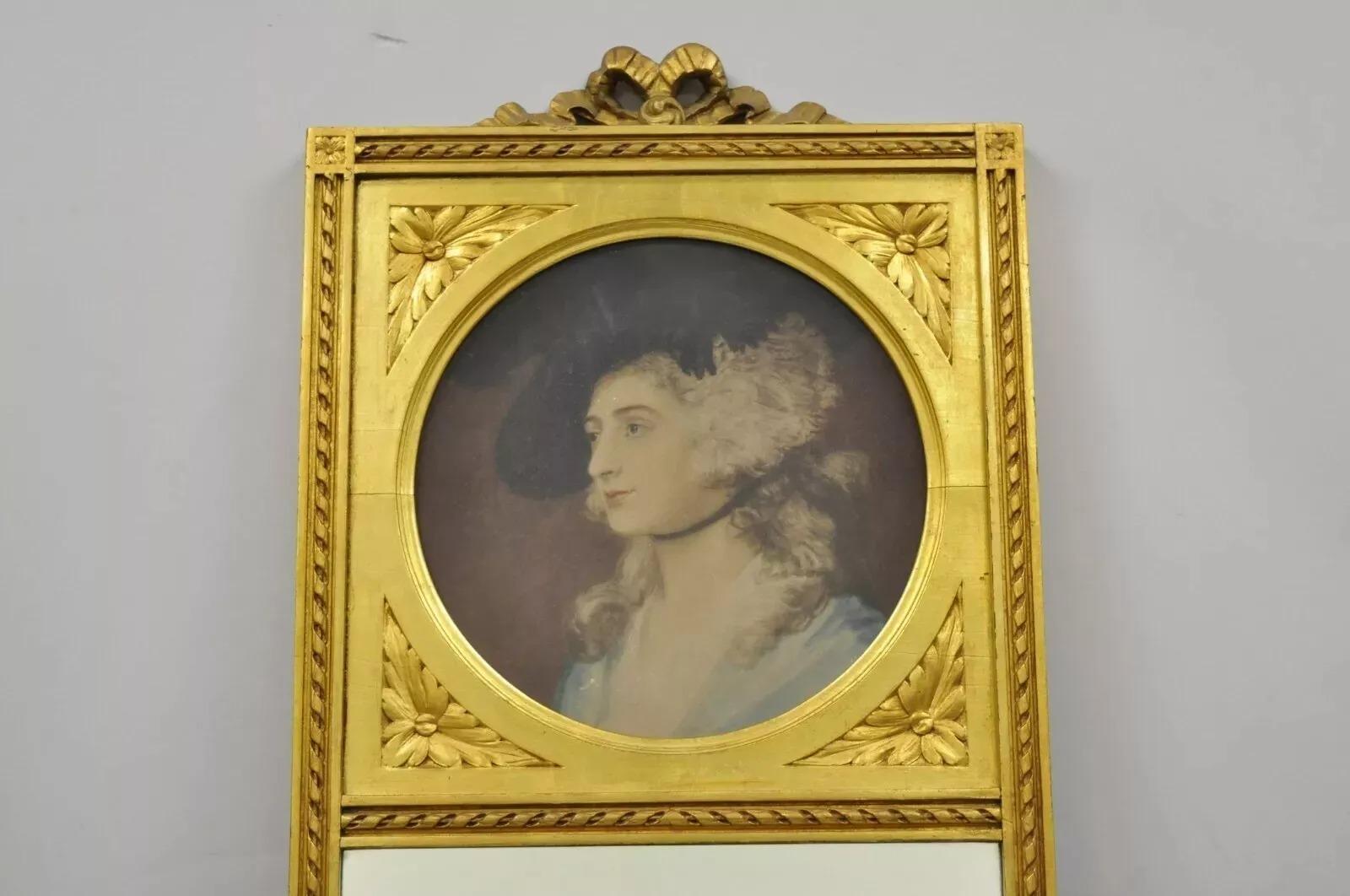 Miroir Trumeau ancien en bois doré de style Louis XV avec portrait imprimé. A comprend un cadre en bois doré, un miroir central, un portrait d'art imprimé, un très bel objet ancien, un grand style et une belle forme. Circa Early 20th Century.