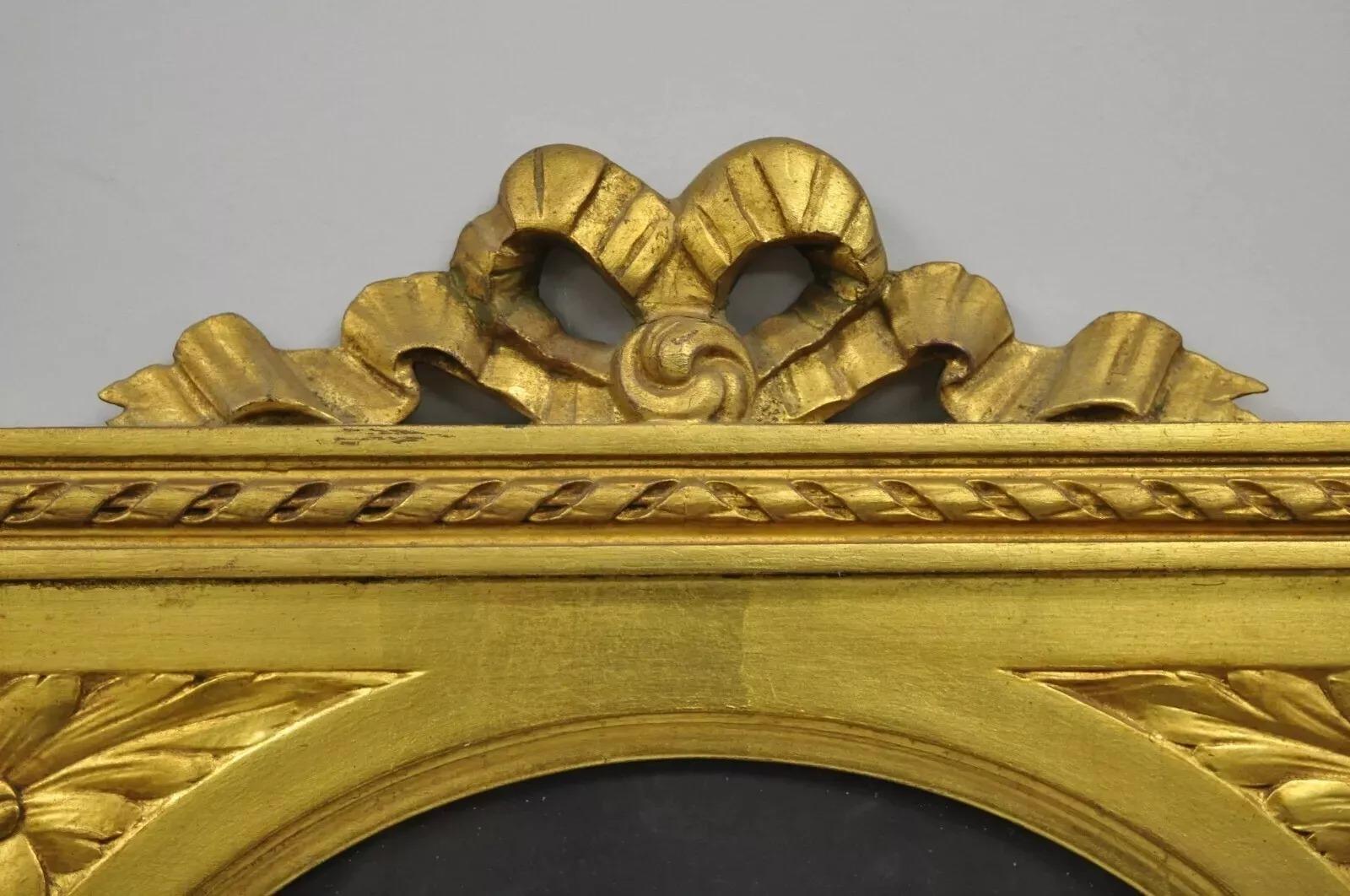 Autre Miroir Trumeau français ancien de style Louis XV en bois doré avec impression de portrait en vente