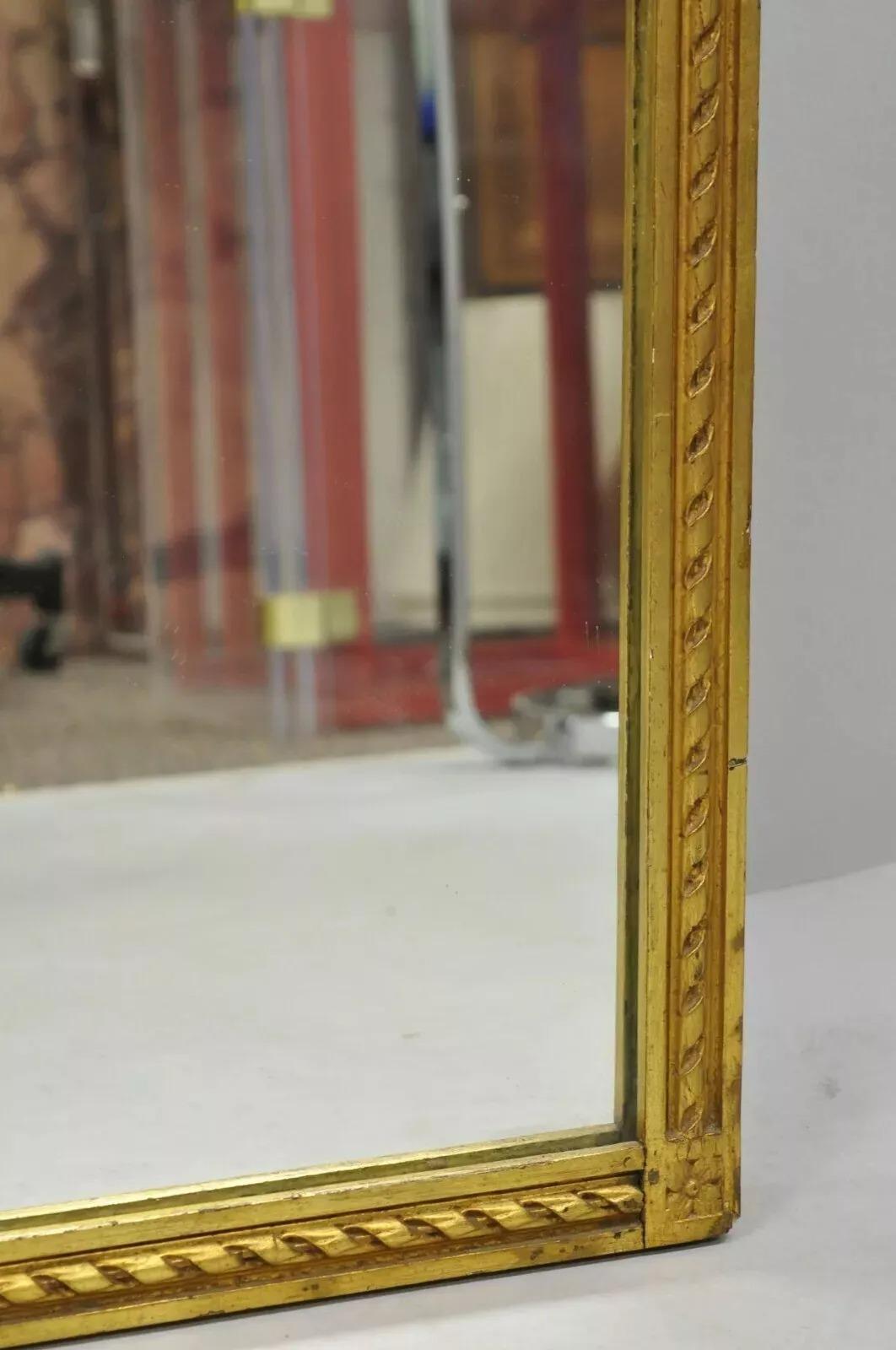 Miroir Trumeau français ancien de style Louis XV en bois doré avec impression de portrait en vente 1