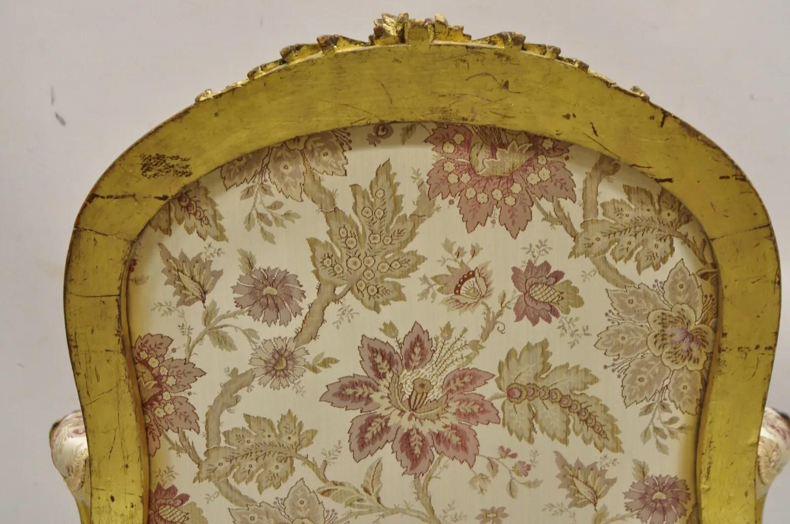 Fauteuil ancien de style Louis XV en bois doré sculpté de fleurs en vente 6