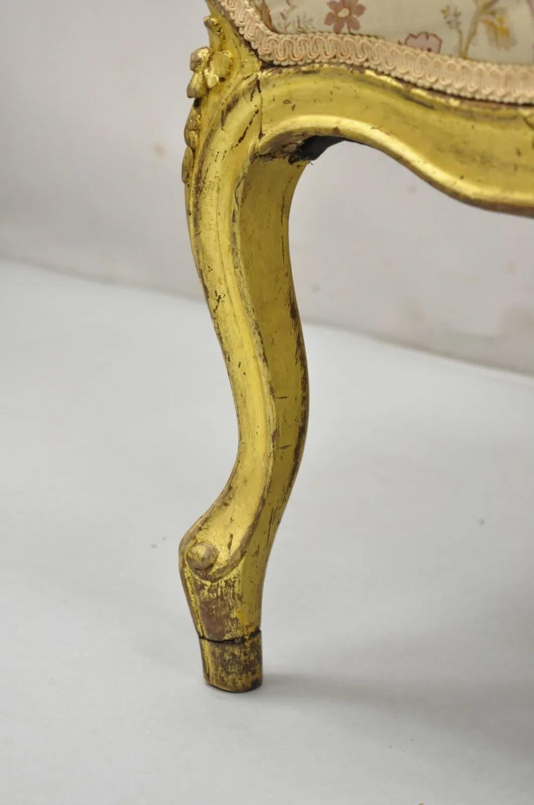 Fauteuil ancien de style Louis XV en bois doré sculpté de fleurs en vente 2