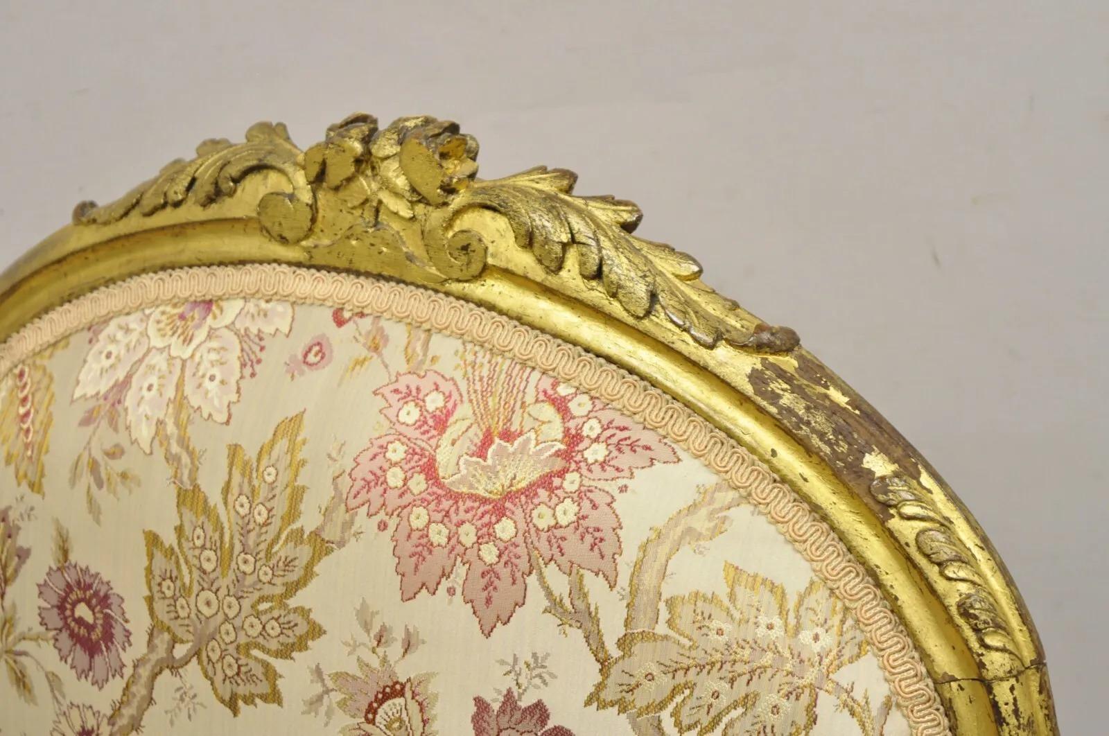 Fauteuil ancien de style Louis XV en bois doré sculpté de fleurs en vente 4