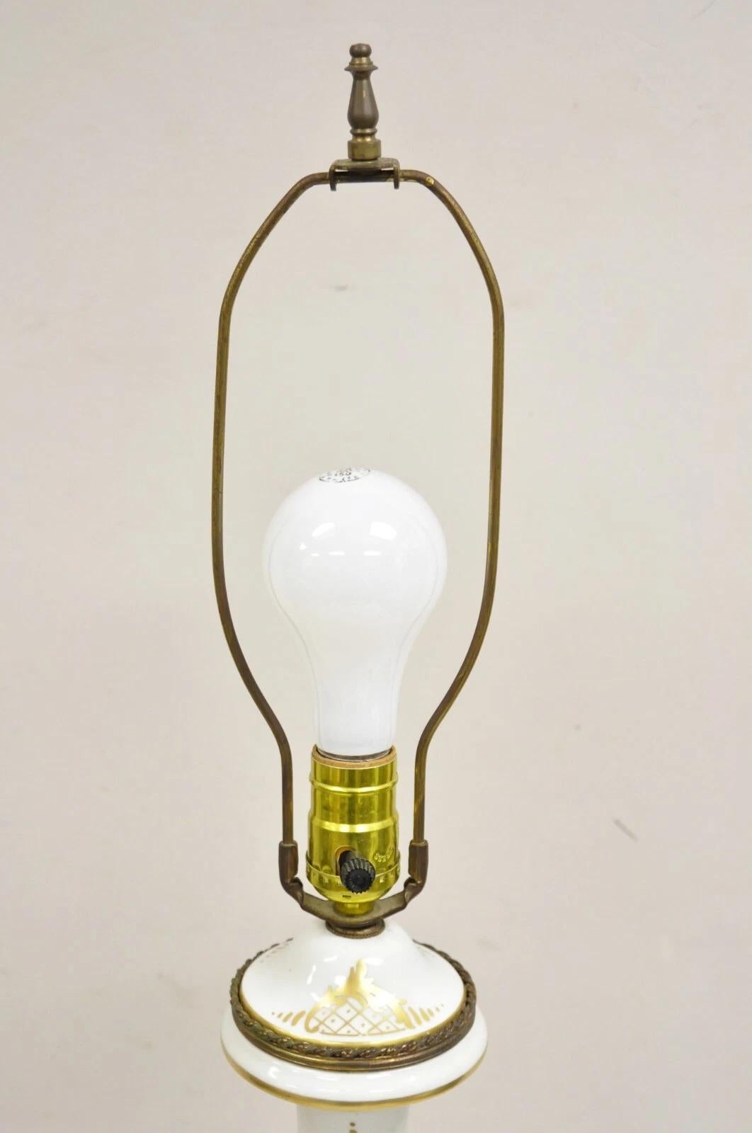 Antique French Louis XV Style Lampada da tavolo con urna in porcellana bianca dipinta a mano e oro in vendita 4