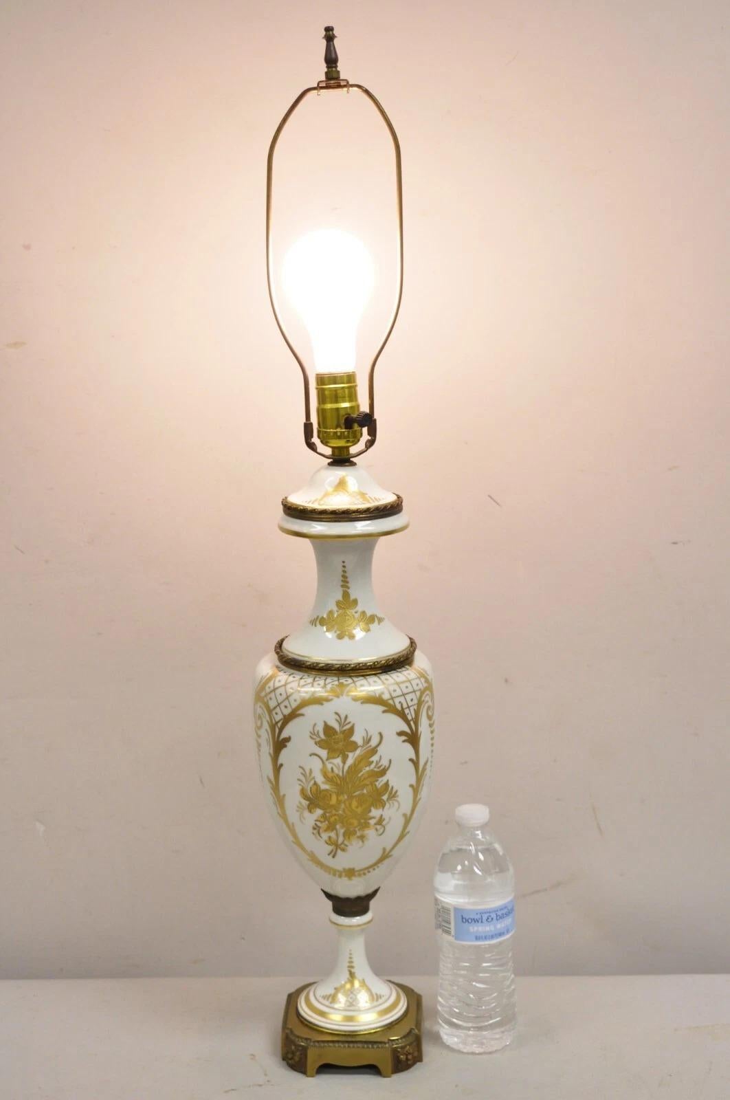 Antique French Louis XV Style Gold Hand Painted White Porcelain Table Lamp. Circa all'inizio del XX secolo. Misure: 32