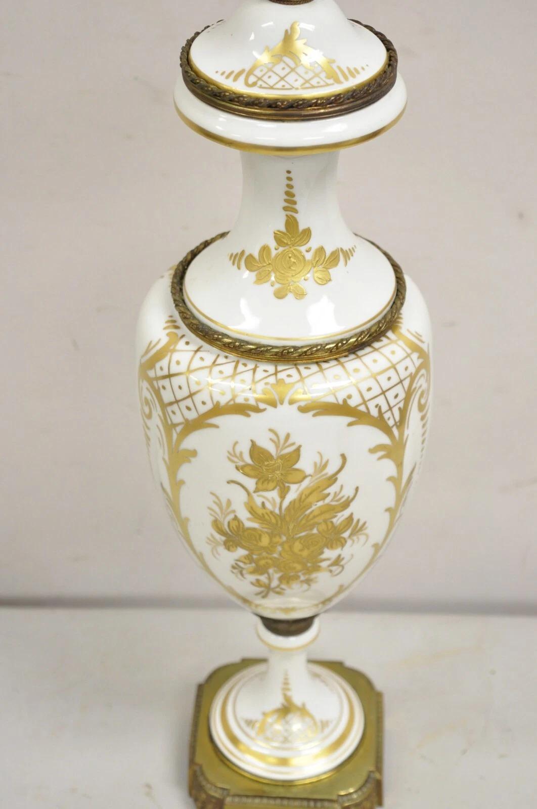 Luigi XV Antique French Louis XV Style Lampada da tavolo con urna in porcellana bianca dipinta a mano e oro in vendita