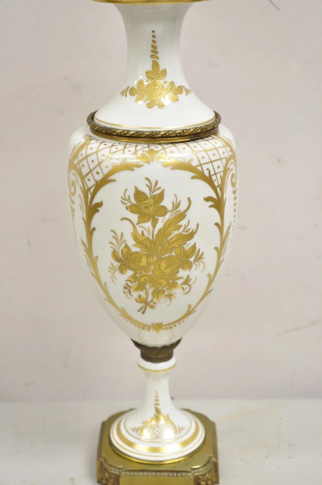 Sconosciuto Antique French Louis XV Style Lampada da tavolo con urna in porcellana bianca dipinta a mano e oro in vendita