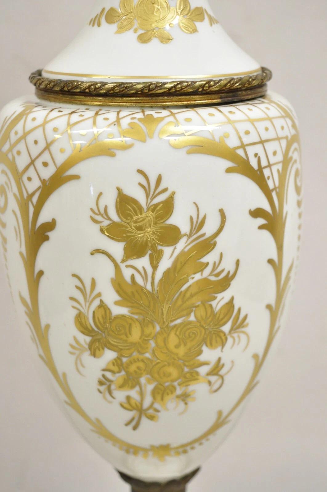 Antique French Louis XV Style Lampada da tavolo con urna in porcellana bianca dipinta a mano e oro In condizioni buone in vendita a Philadelphia, PA
