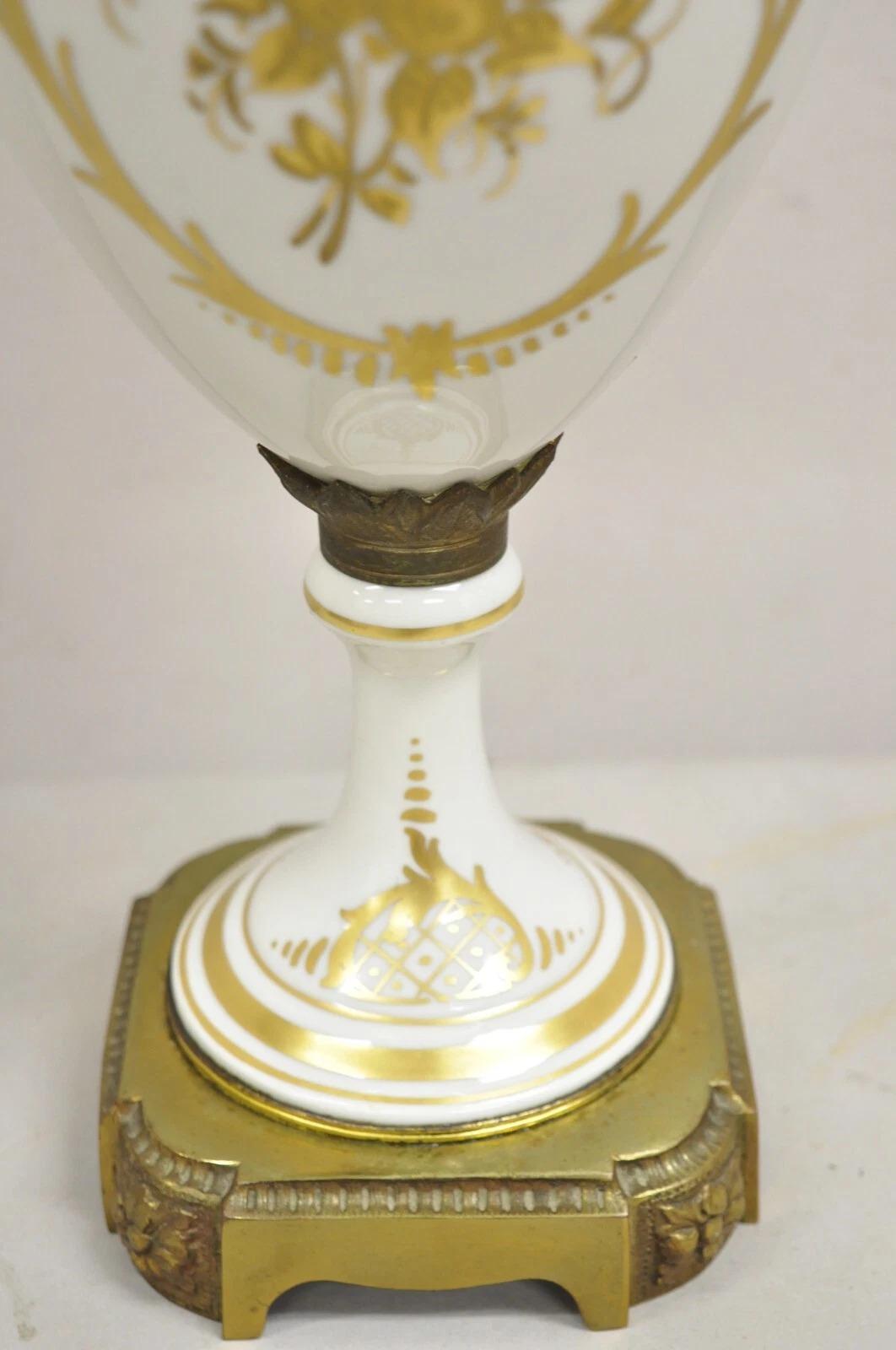 XX secolo Antique French Louis XV Style Lampada da tavolo con urna in porcellana bianca dipinta a mano e oro in vendita