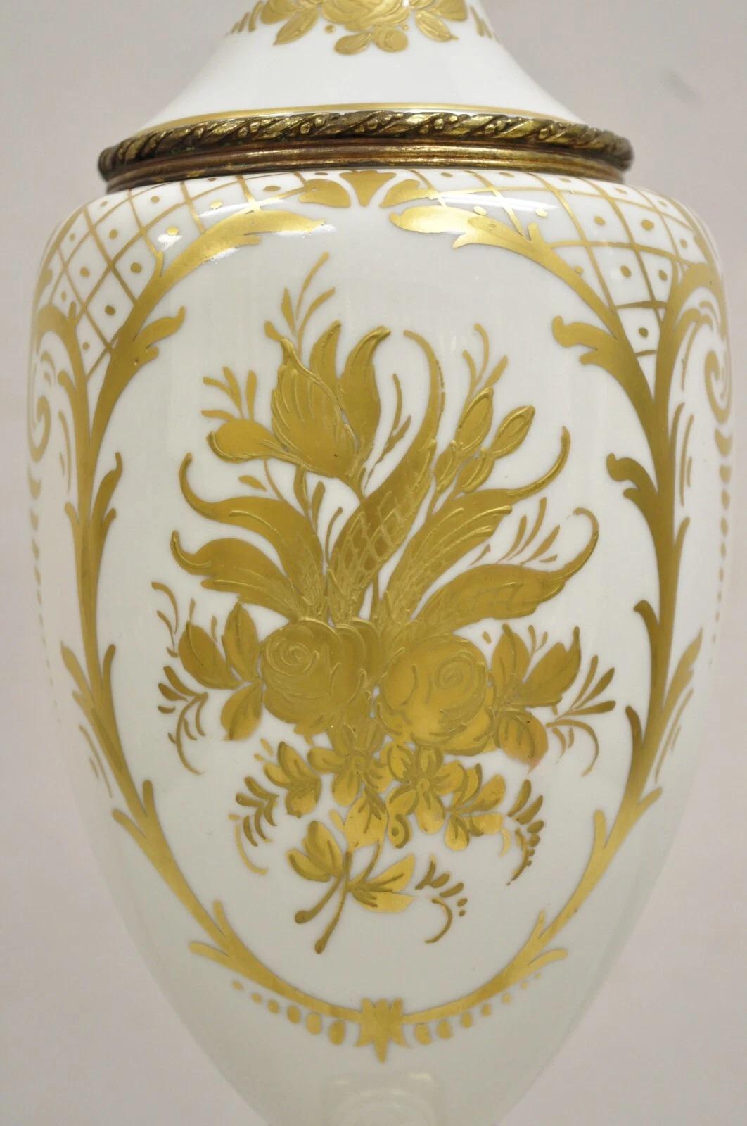 Antique French Louis XV Style Lampada da tavolo con urna in porcellana bianca dipinta a mano e oro in vendita 1