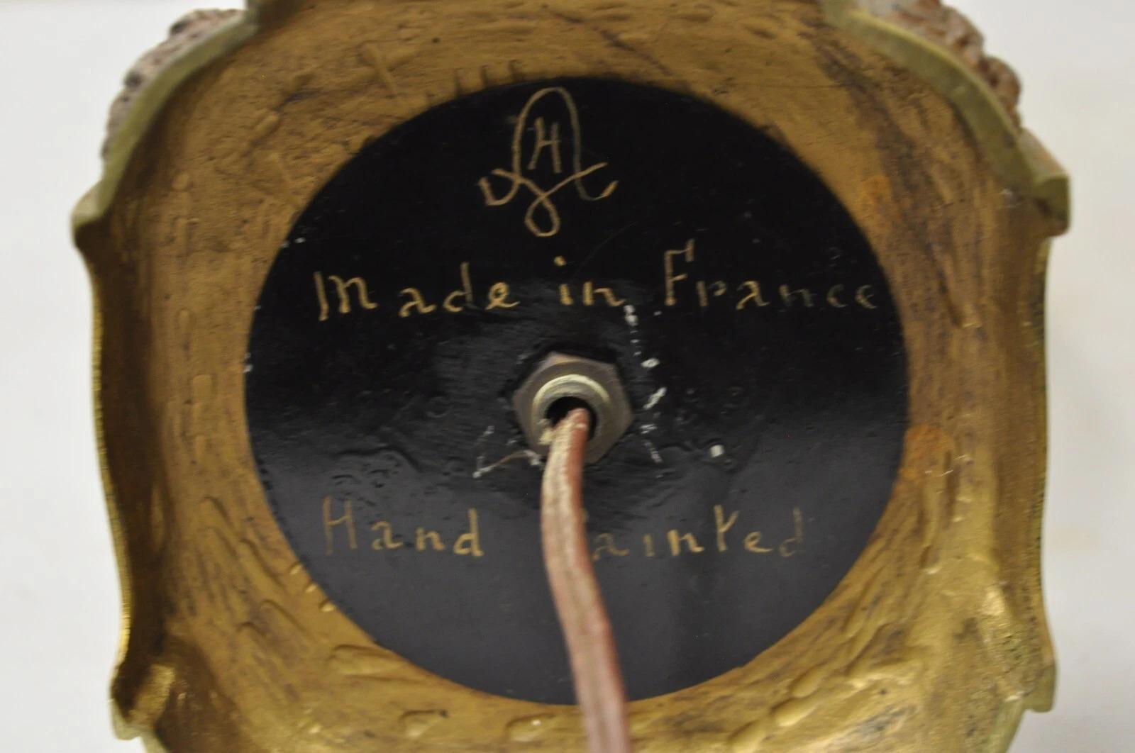 Antique French Louis XV Style Lampada da tavolo con urna in porcellana bianca dipinta a mano e oro in vendita 2