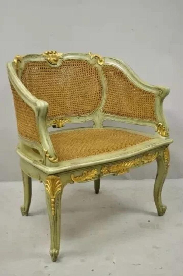 Ancienne chaise à accoudoir en canne bergère de style Louis XV, vert, doré et patiné. Cet article présente des détails dorés, un cadre à double canne, une construction en bois massif, une finition vieillie verte, des détails joliment sculptés, un