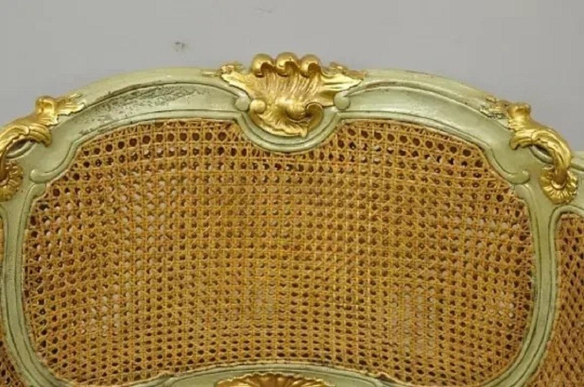 Inconnu Ancienne Chaise à Accoudoirs en Canne Bergere de style Louis XV, vert, doré et patiné. en vente