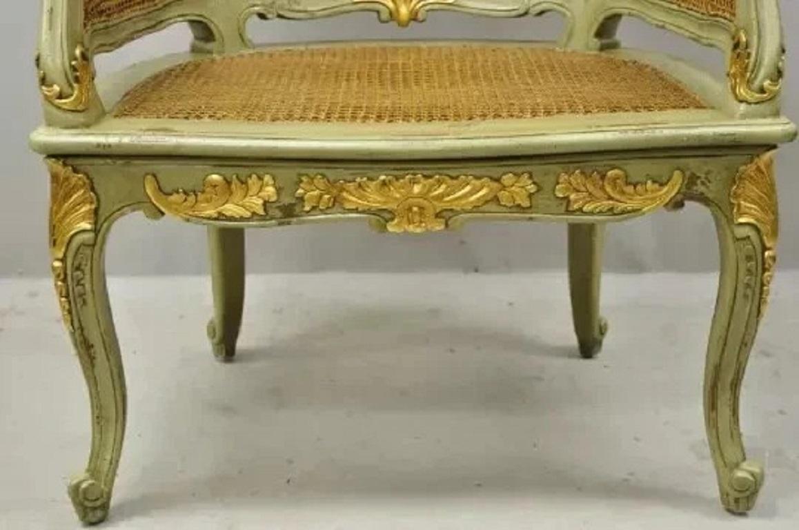 Ancienne Chaise à Accoudoirs en Canne Bergere de style Louis XV, vert, doré et patiné. Bon état - En vente à Philadelphia, PA