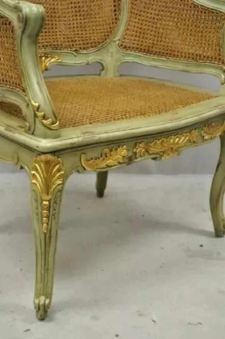 20ième siècle Ancienne Chaise à Accoudoirs en Canne Bergere de style Louis XV, vert, doré et patiné. en vente