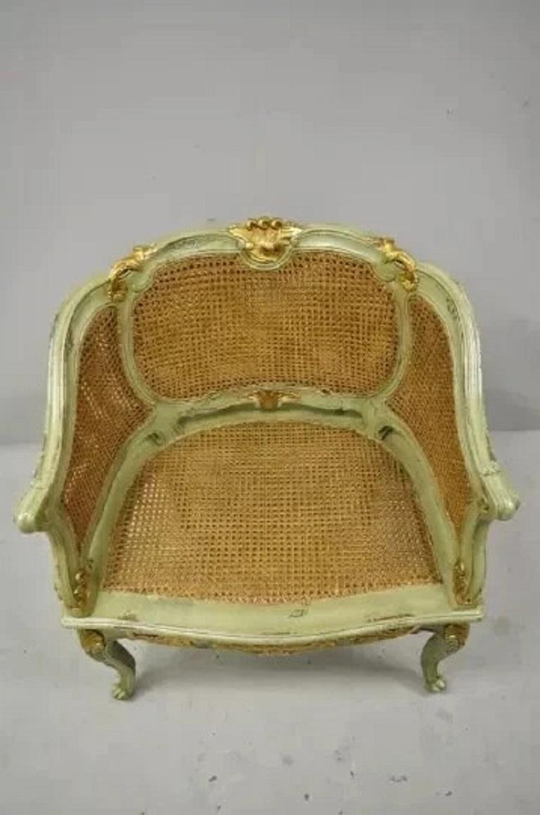 Ancienne Chaise à Accoudoirs en Canne Bergere de style Louis XV, vert, doré et patiné. en vente 1