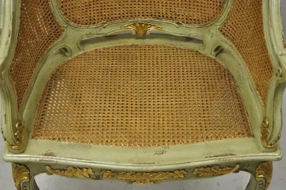 Ancienne Chaise à Accoudoirs en Canne Bergere de style Louis XV, vert, doré et patiné. en vente 2