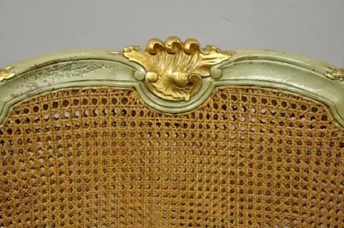 Ancienne Chaise à Accoudoirs en Canne Bergere de style Louis XV, vert, doré et patiné. en vente 4