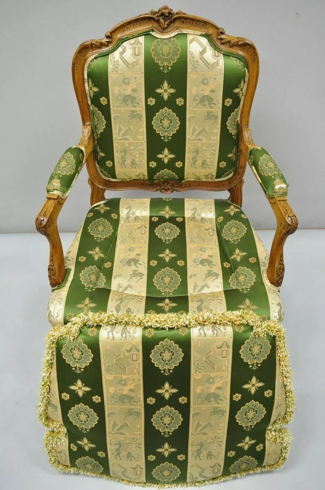 Paire d'anciens fauteuils Fauteuil de style Louis XV en noyer vert et or en vente 4