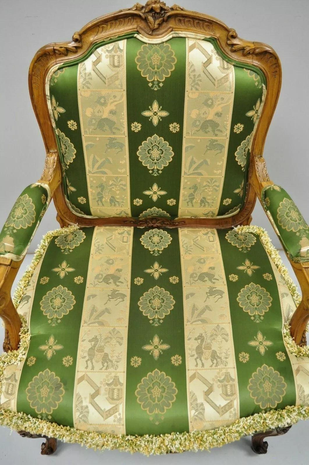 Paire d'anciens fauteuils Fauteuil de style Louis XV en noyer vert et or en vente 5