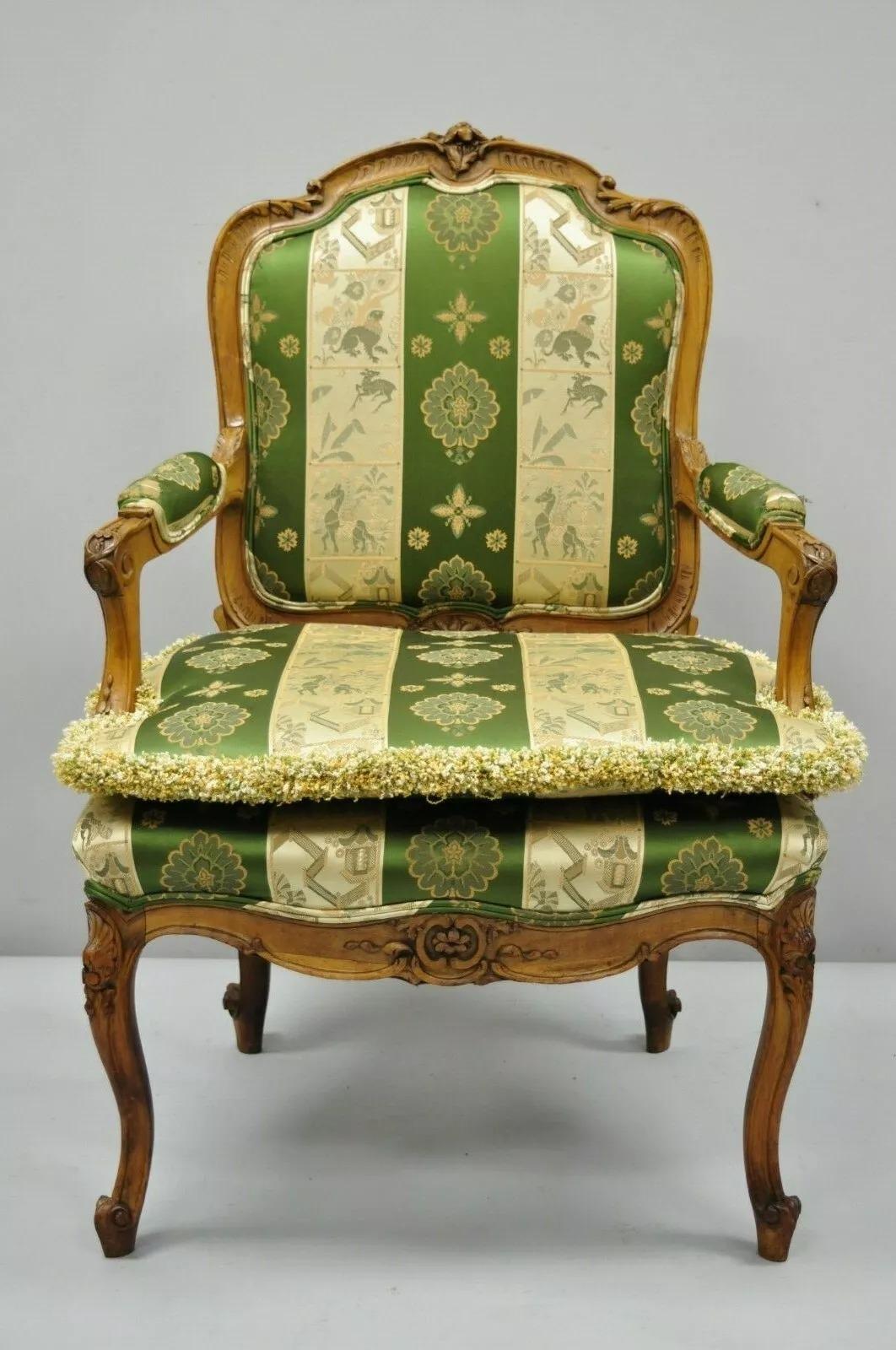 Paire d'anciens fauteuils Fauteuil de style Louis XV en noyer vert et or en vente 6