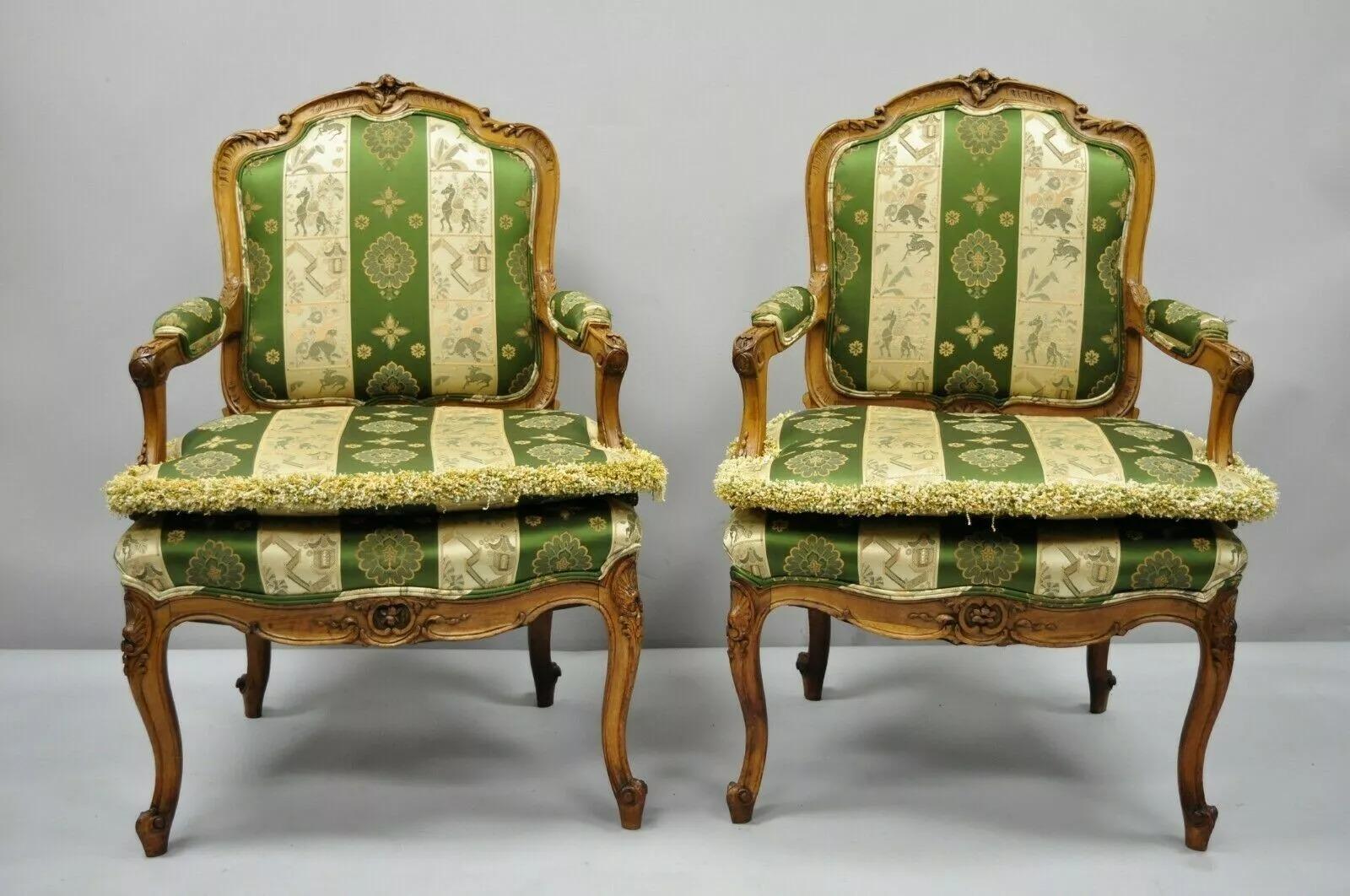 Paire de chaises à accoudoirs en noyer vert et or de style Louis XV du début du 20e siècle. Cet article se caractérise par un tissu en soie vert et or, des coussins lâches, un cadre en bois massif, des accoudoirs rembourrés, des détails finement