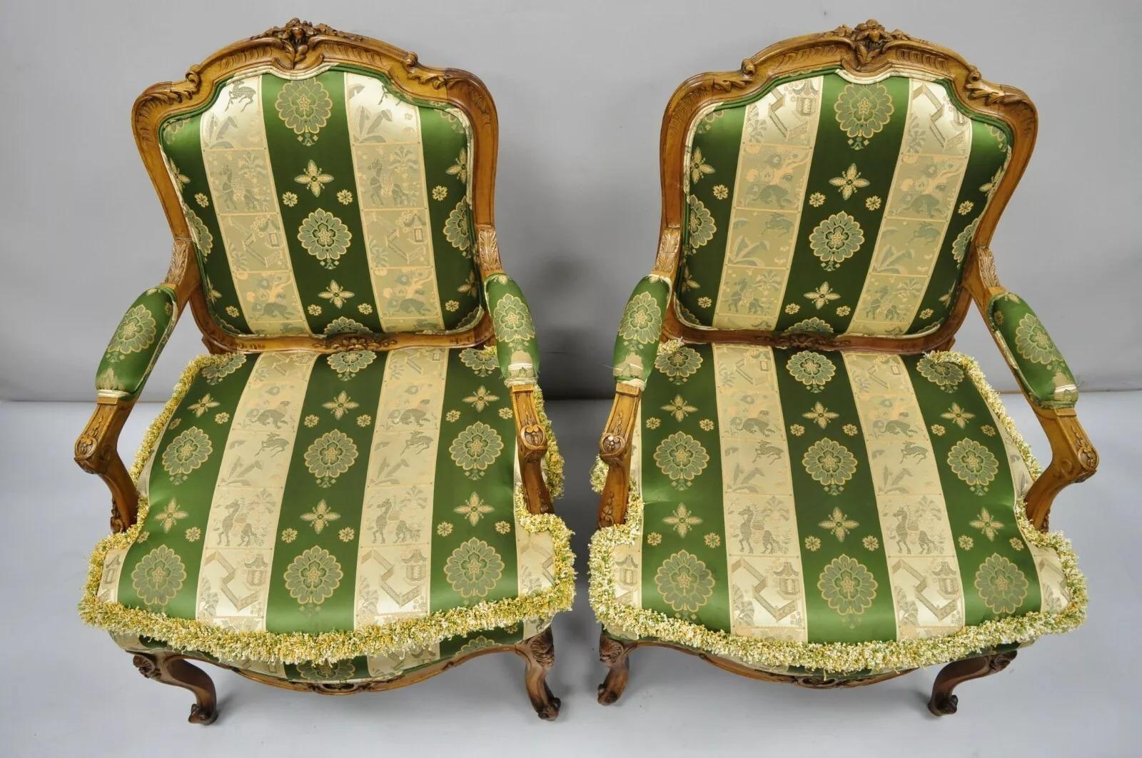 Inconnu Paire d'anciens fauteuils Fauteuil de style Louis XV en noyer vert et or en vente