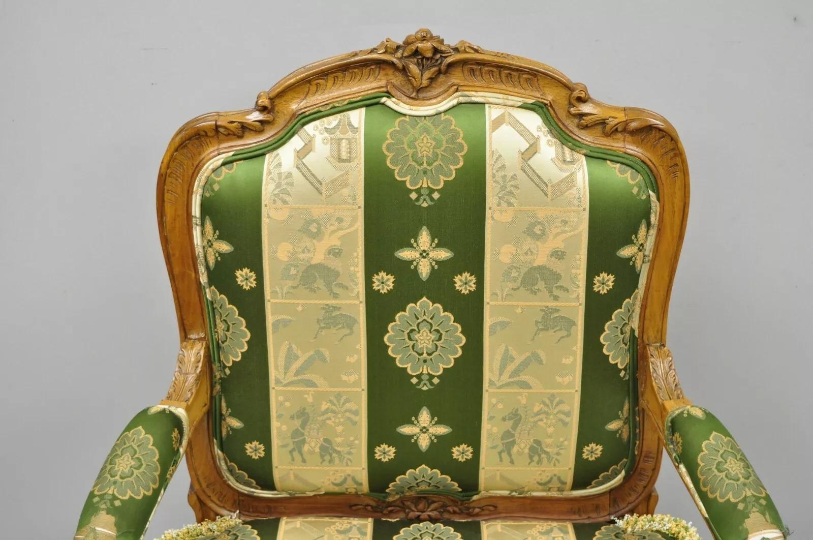 Paire d'anciens fauteuils Fauteuil de style Louis XV en noyer vert et or Bon état - En vente à Philadelphia, PA