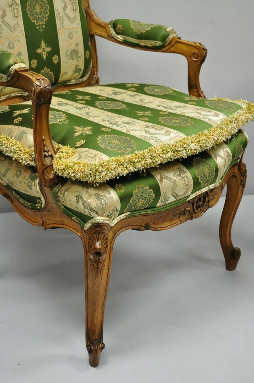 Noyer Paire d'anciens fauteuils Fauteuil de style Louis XV en noyer vert et or en vente