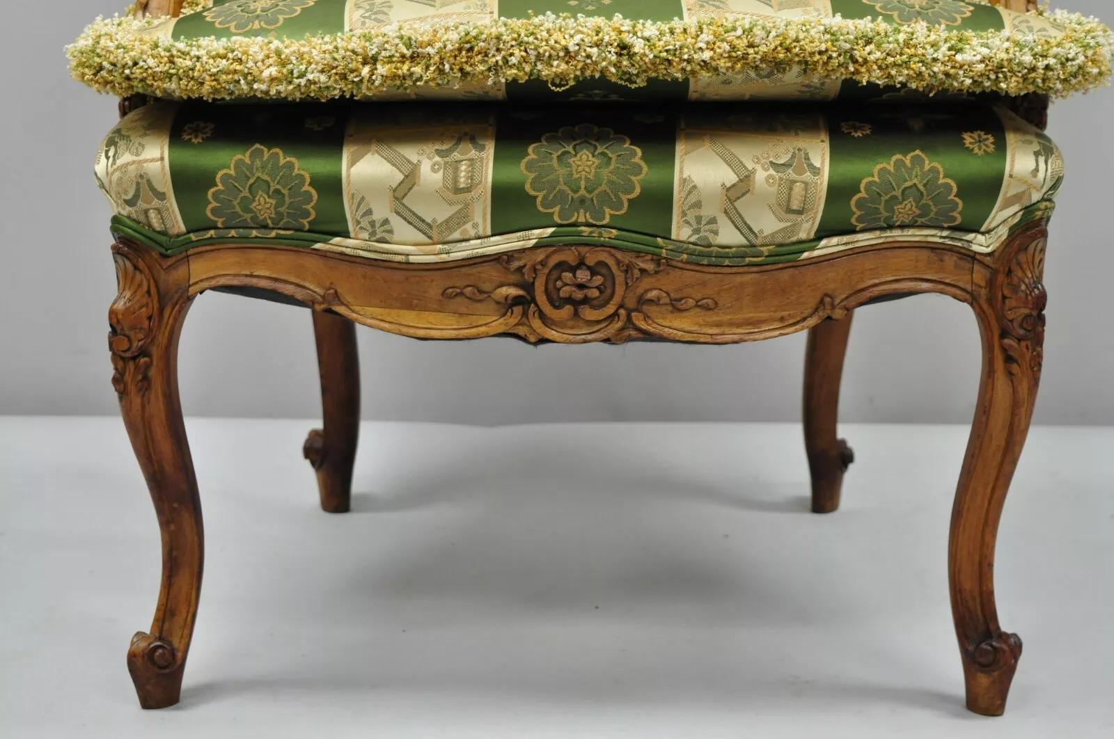 Paire d'anciens fauteuils Fauteuil de style Louis XV en noyer vert et or en vente 2