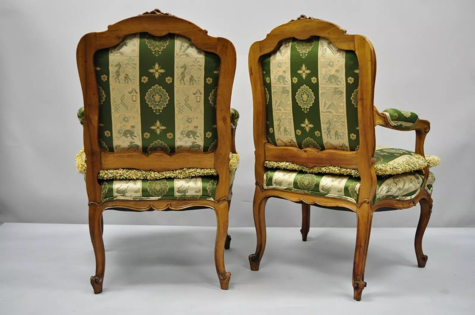 Paire d'anciens fauteuils Fauteuil de style Louis XV en noyer vert et or en vente 3