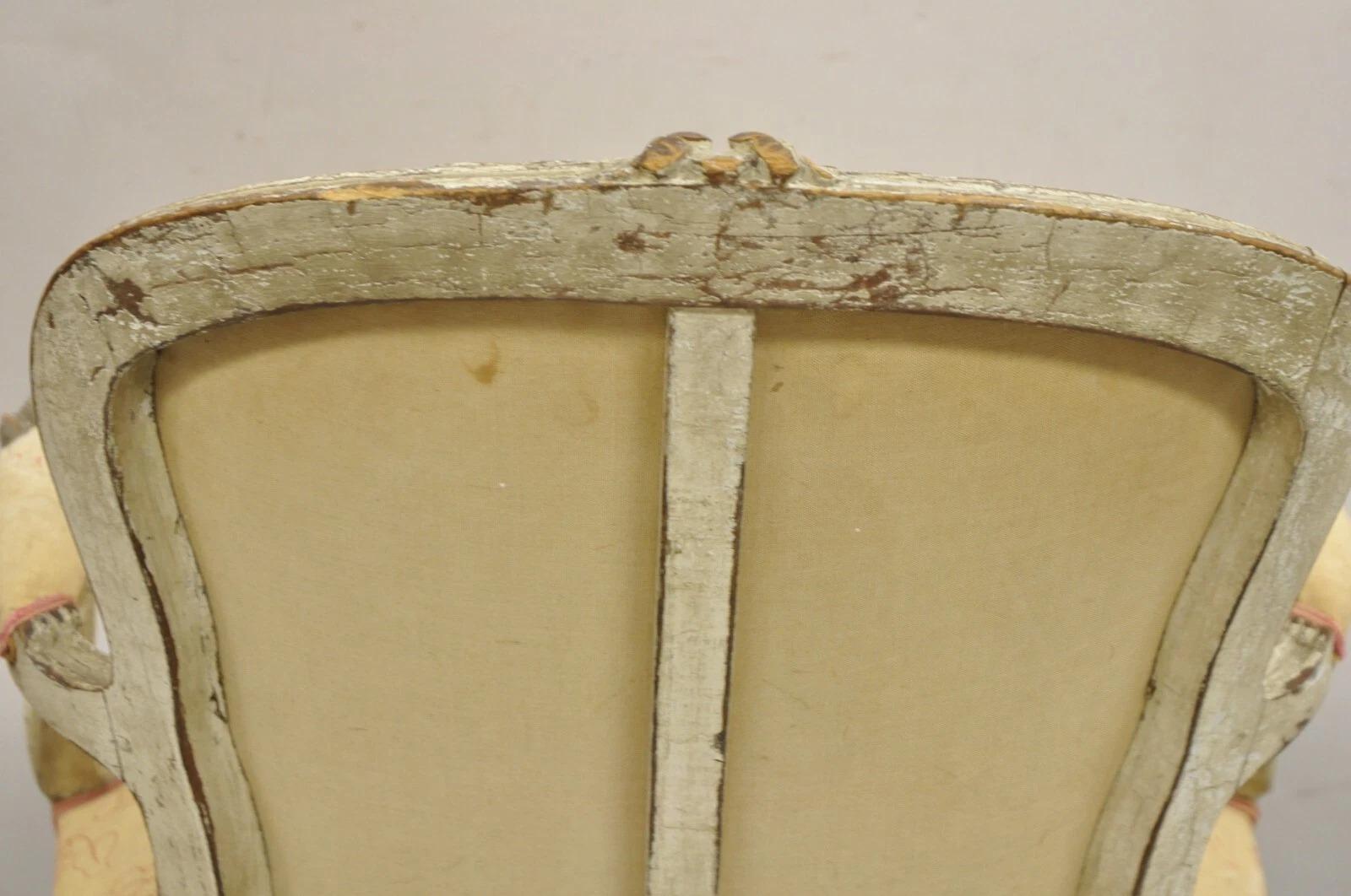 Fauteuil de style Louis XV français ancien, peint en couleur crème vieillie en vente 3