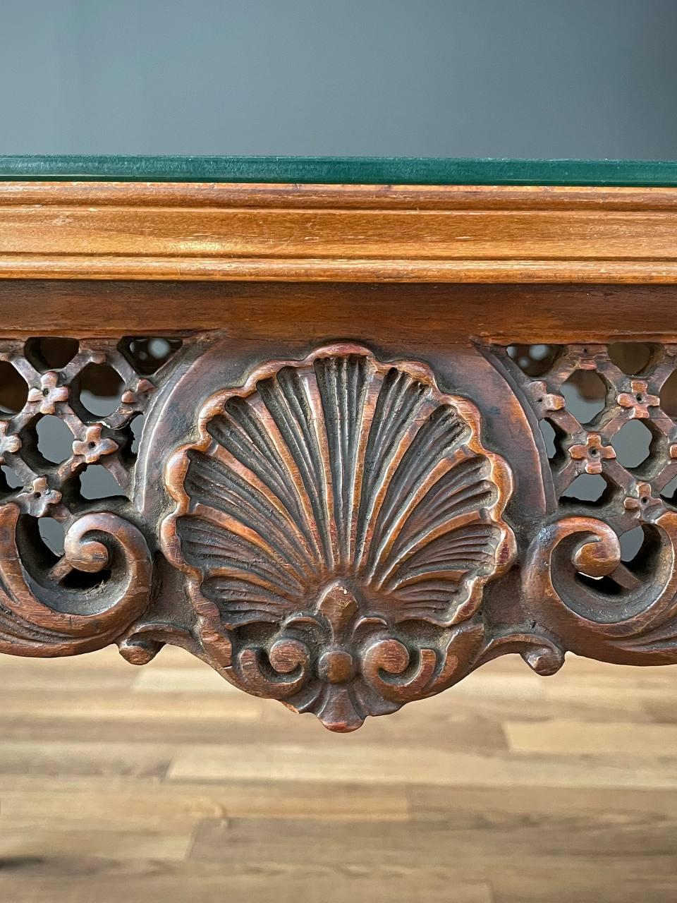 Ancienne table basse française de style Louis XV incrustée et sculptée, de ferme rustique en vente 4