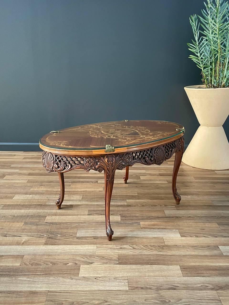 Condit : Original Vintage Condition, New Glass Top

Style : Français Louis XV 

MATERIAL : Bois de noyer sculpté, nouveau plateau en verre


