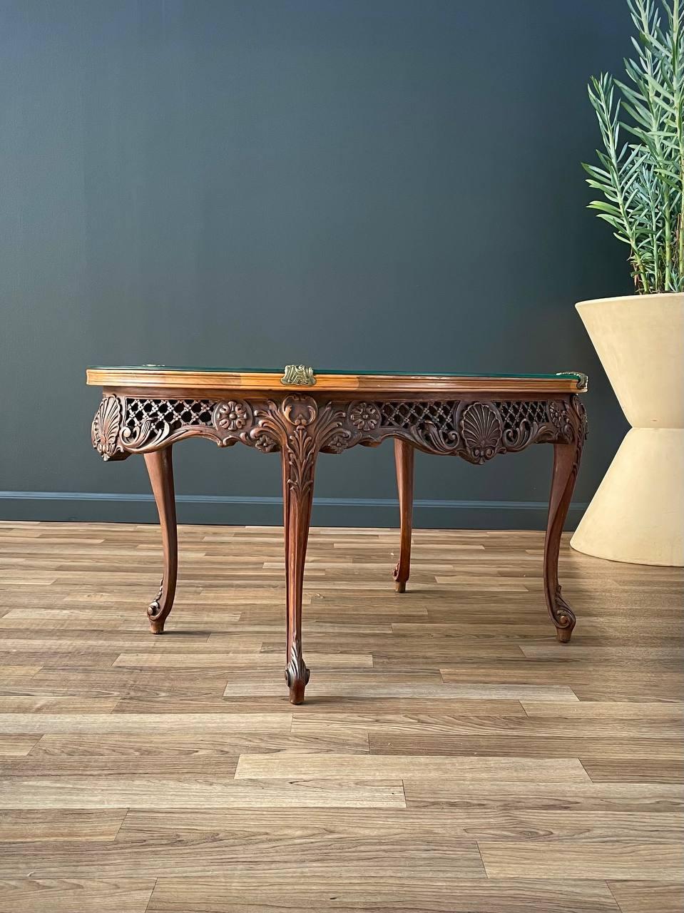 Américain Ancienne table basse française de style Louis XV incrustée et sculptée, de ferme rustique en vente