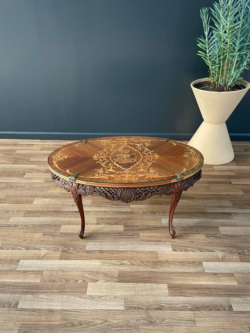 Ancienne table basse française de style Louis XV incrustée et sculptée, de ferme rustique Bon état - En vente à Los Angeles, CA