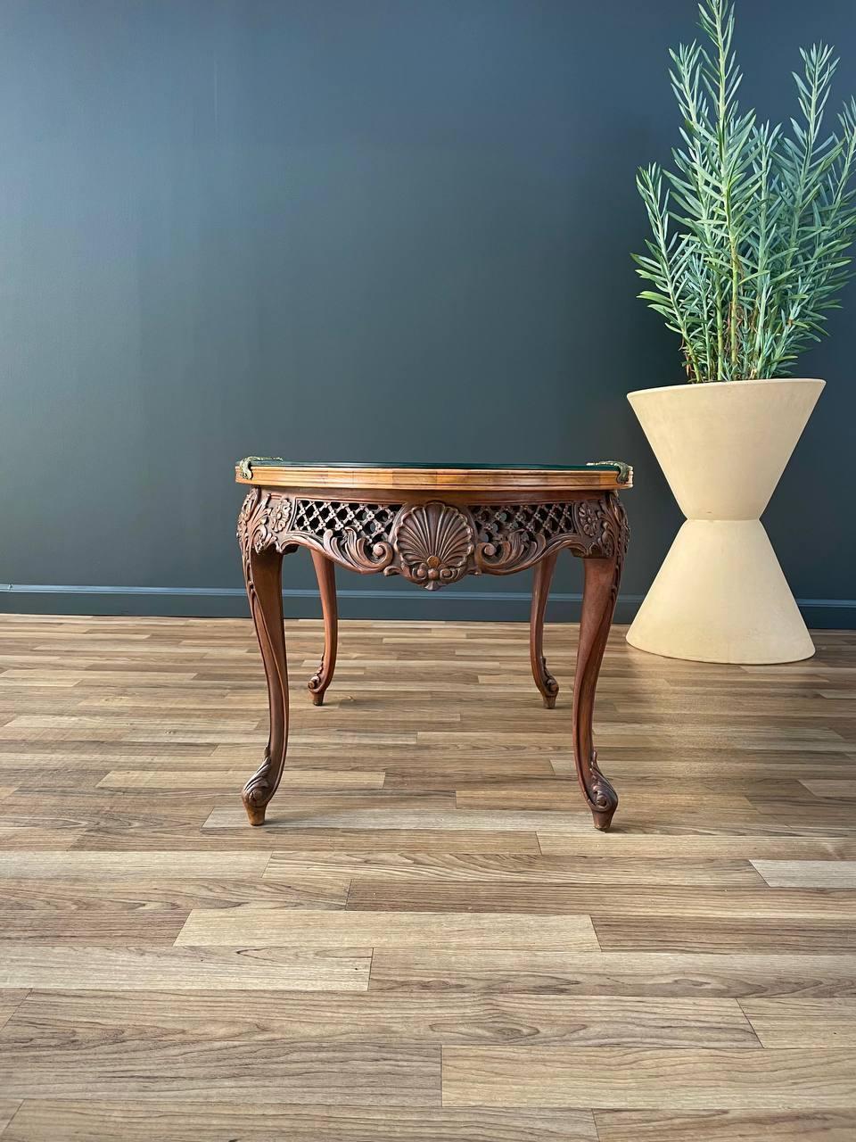 Milieu du XXe siècle Ancienne table basse française de style Louis XV incrustée et sculptée, de ferme rustique en vente