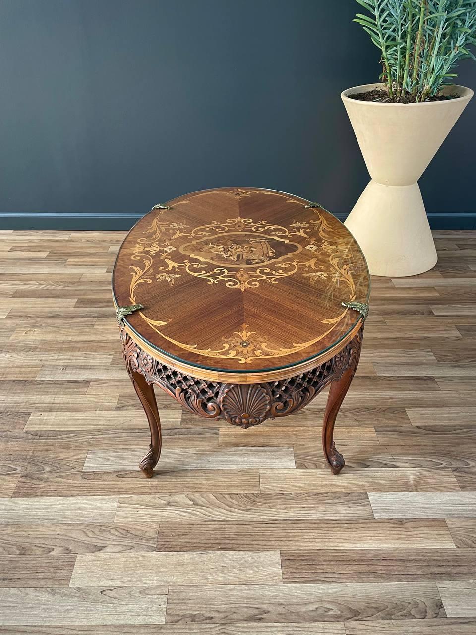 Verre Ancienne table basse française de style Louis XV incrustée et sculptée, de ferme rustique en vente