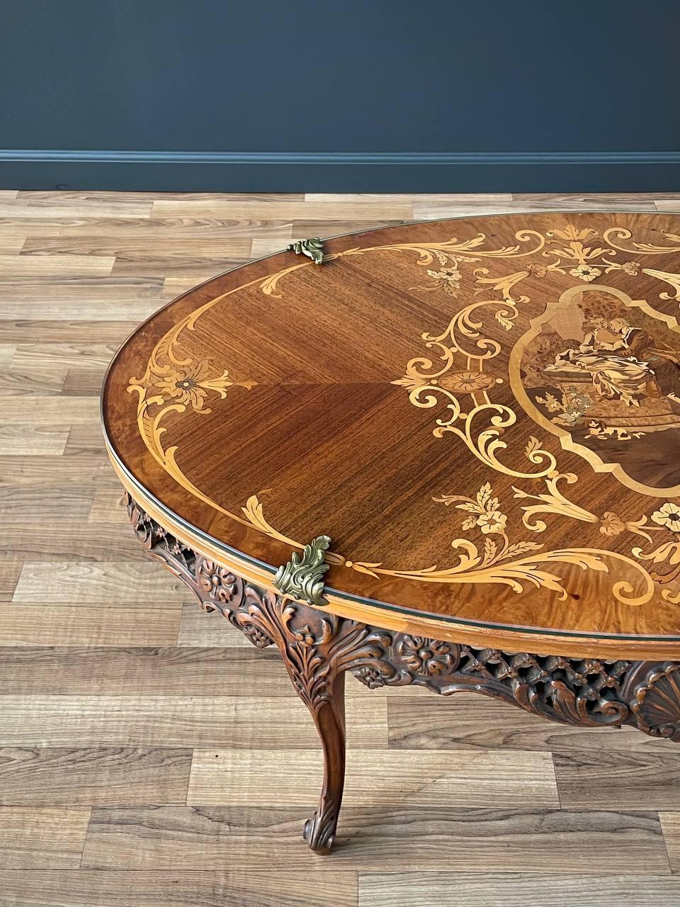 Ancienne table basse française de style Louis XV incrustée et sculptée, de ferme rustique en vente 1