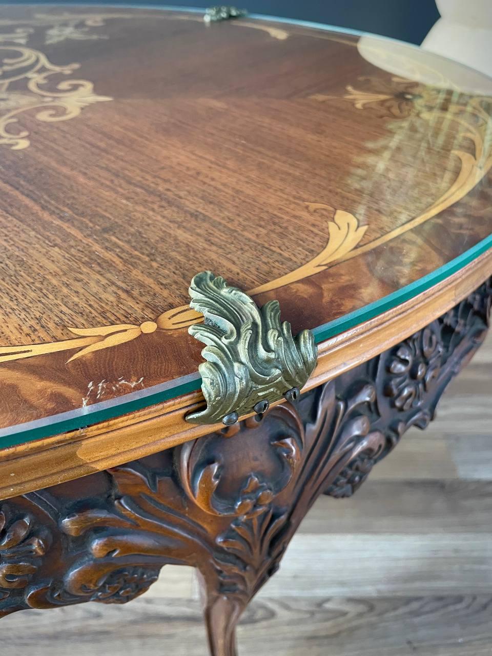 Ancienne table basse française de style Louis XV incrustée et sculptée, de ferme rustique en vente 3