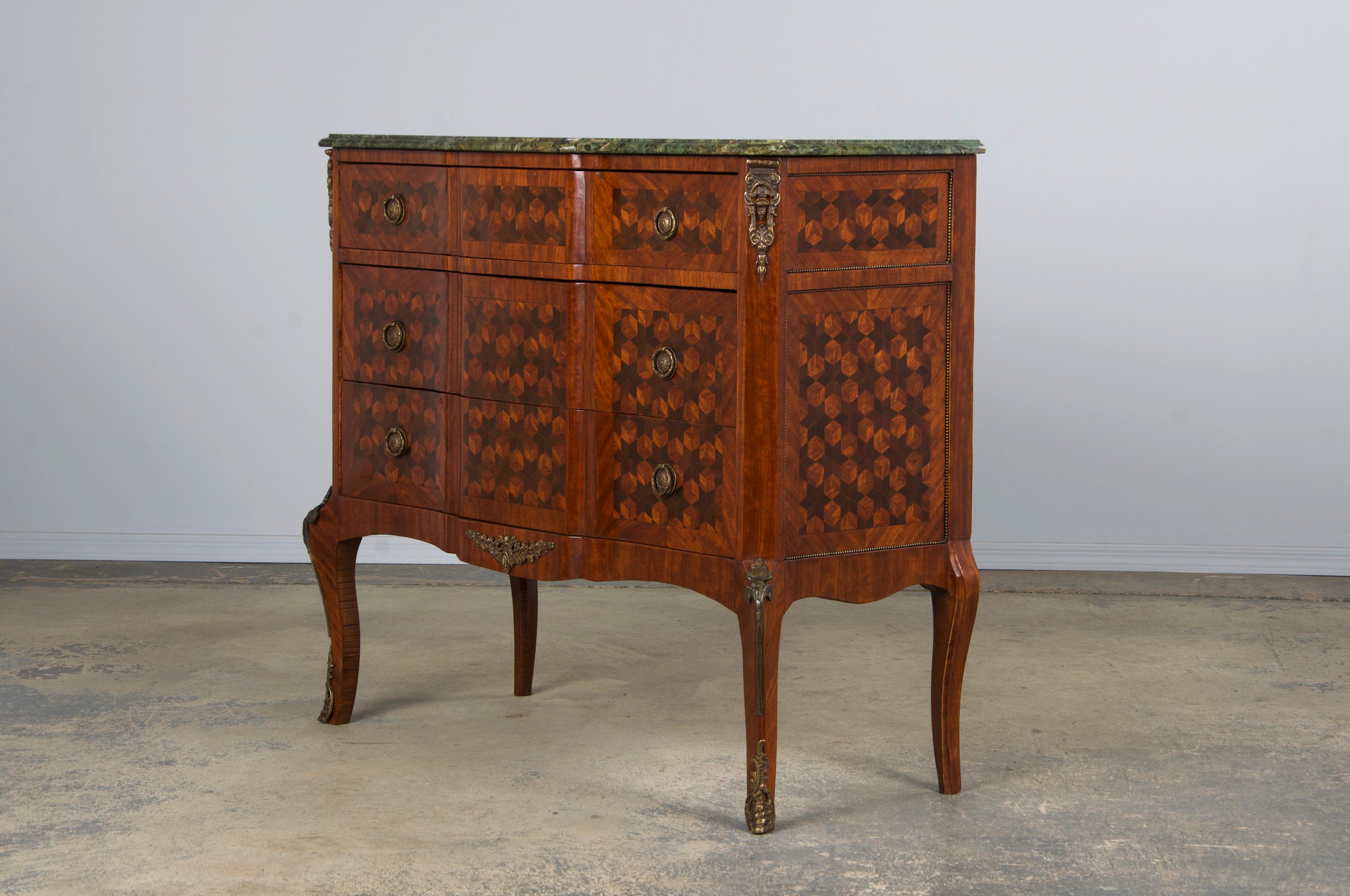 Antique French Louis XV Style Kingwood Marquetry Commode W/ Green Marble in vendita 6