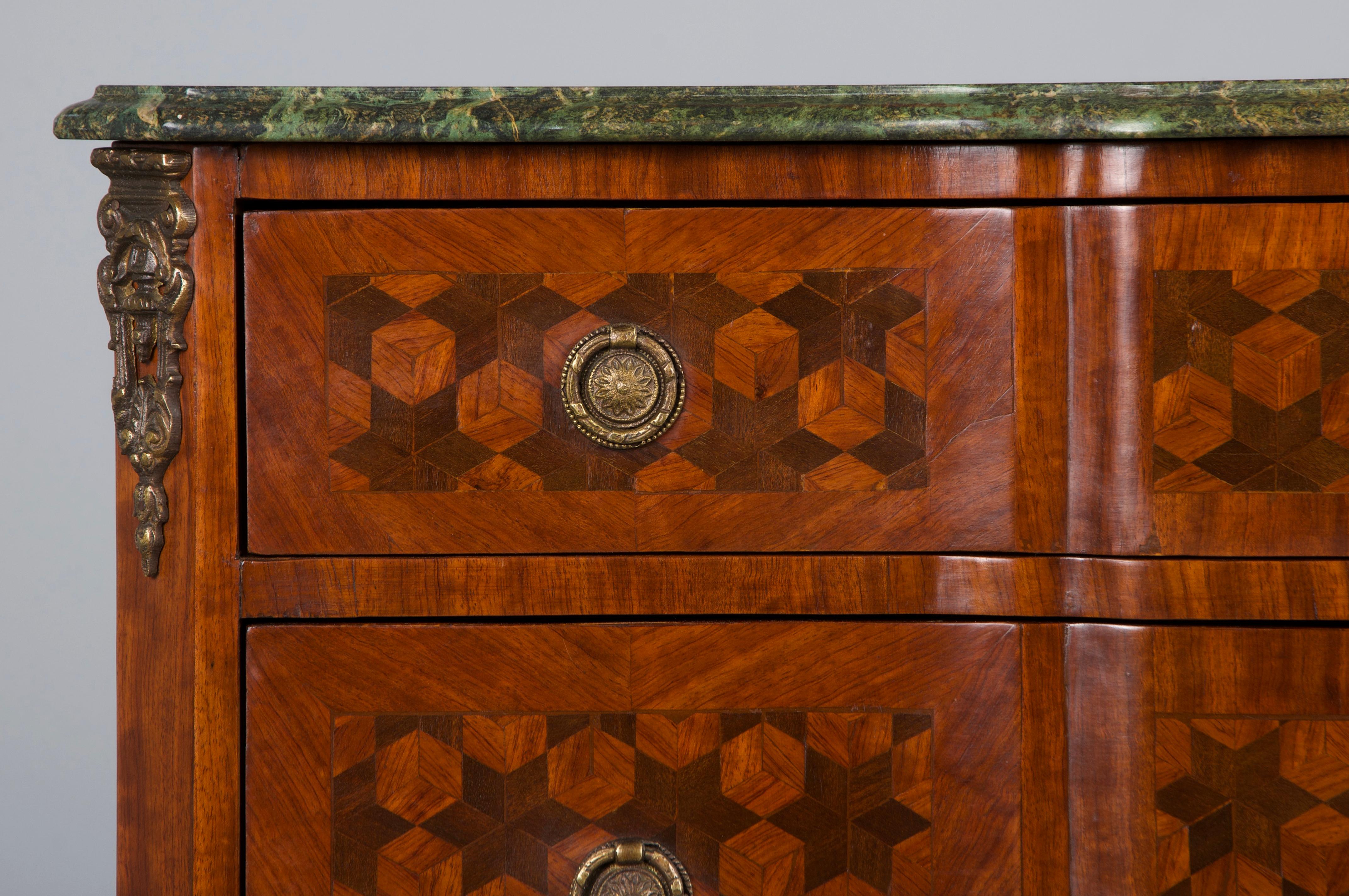 Una squisita commode francese della fine del XIX secolo, realizzata in stile Grande Luigi XV e proveniente direttamente dalla Provenza, in Francia. Realizzato in un ricco legno di re, questo elegante pezzo presenta un piano arrotondato con intarsi