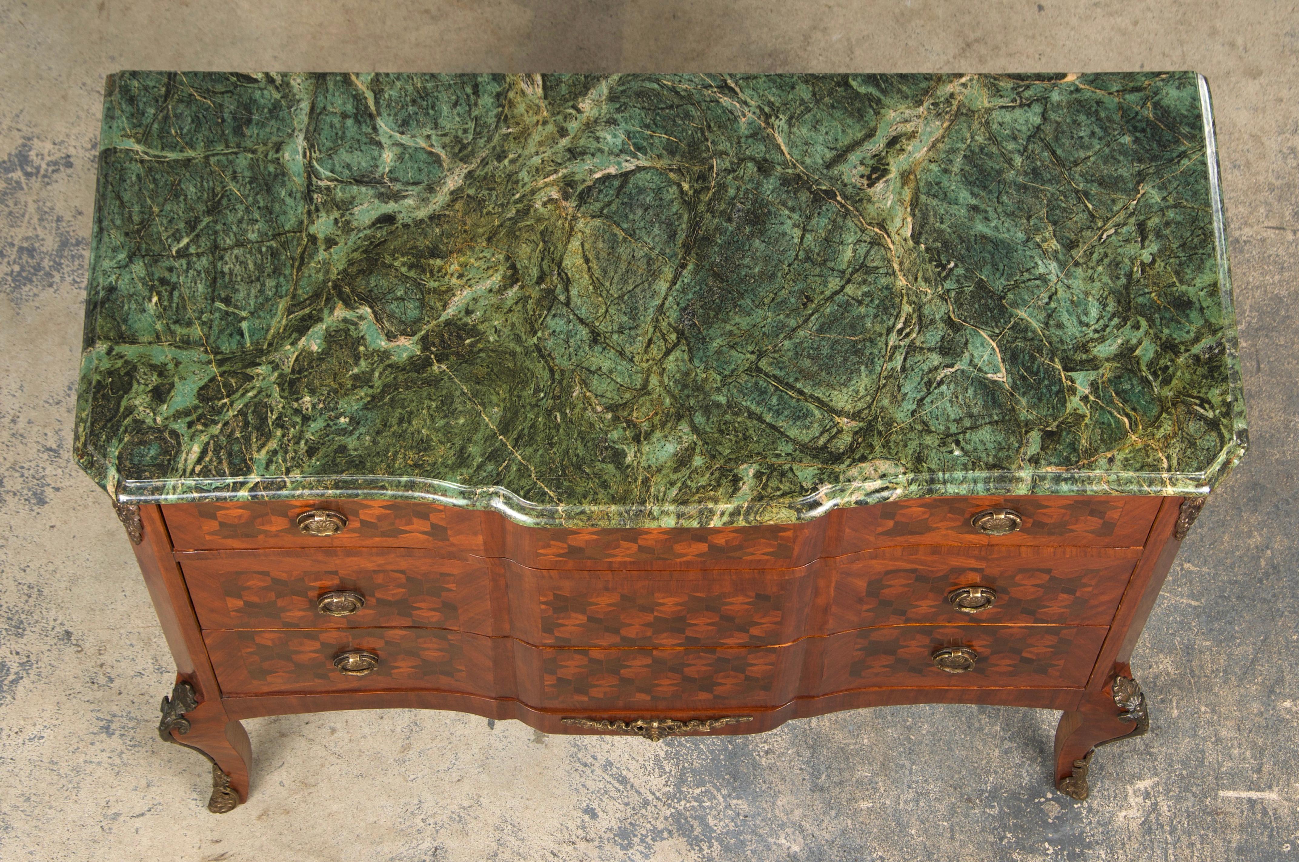 Luigi XV Antique French Louis XV Style Kingwood Marquetry Commode W/ Green Marble in vendita