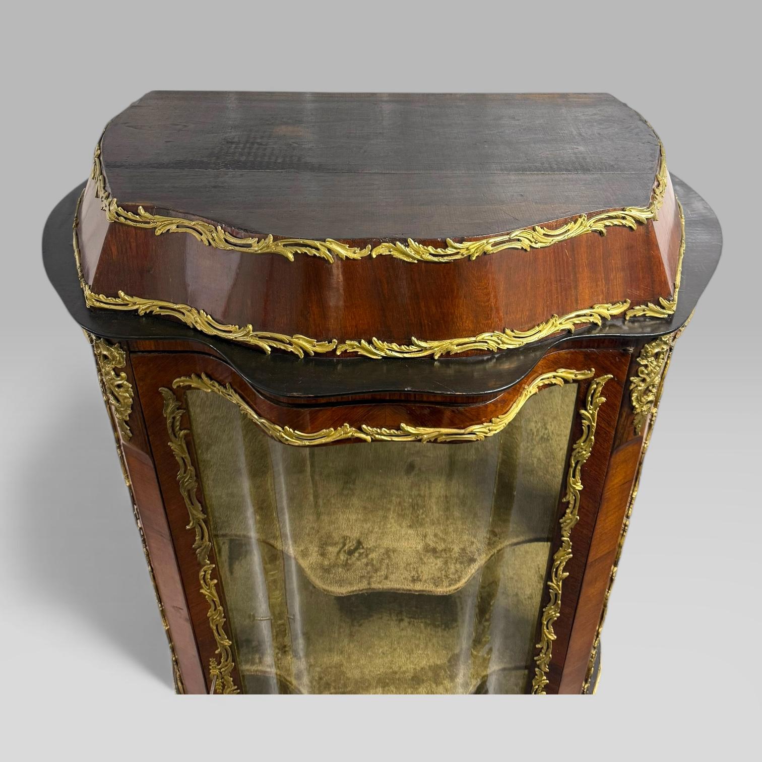 Antiguo Armario Vitrina Francés Estilo Luis XV de Madera de Rey y Marquetería en venta 4