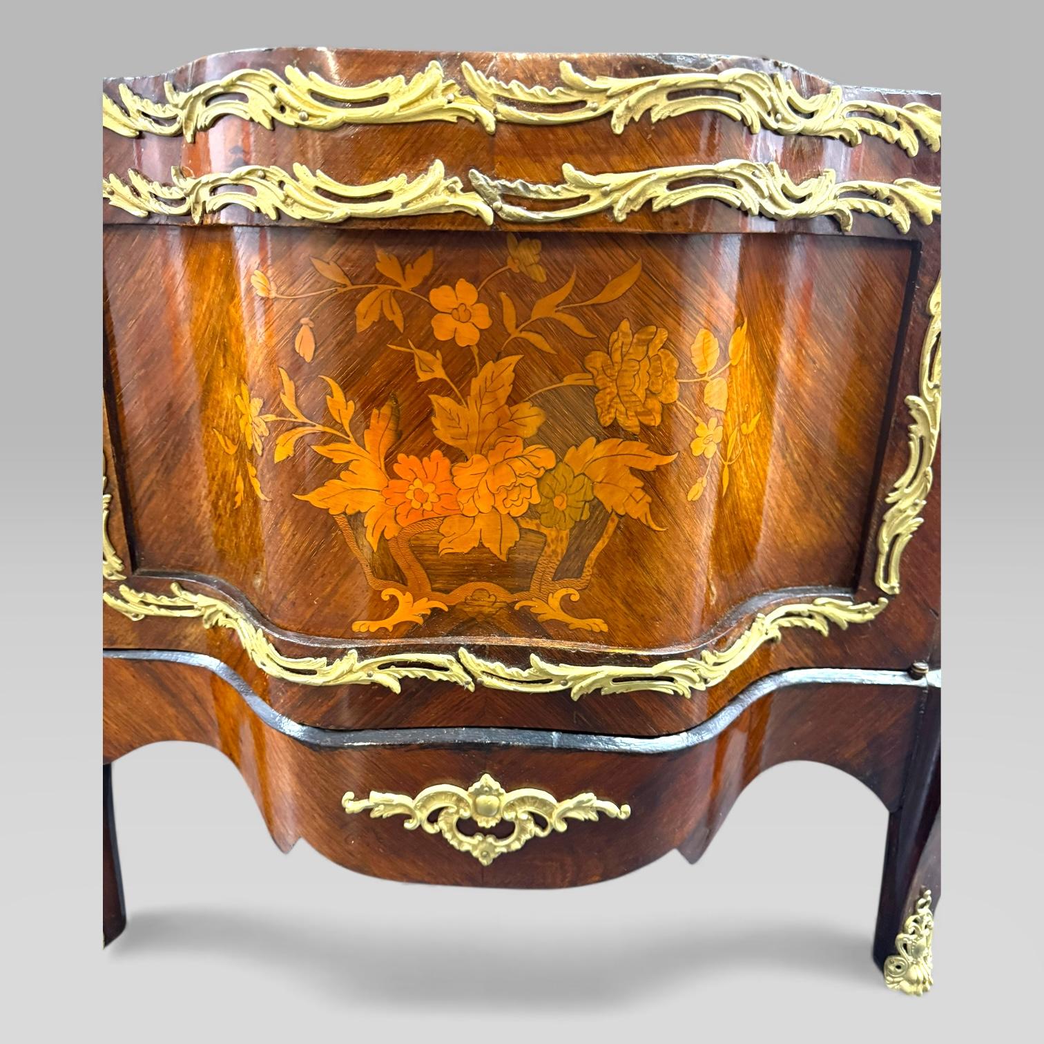 Antiguo Armario Vitrina Francés Estilo Luis XV de Madera de Rey y Marquetería en venta 5